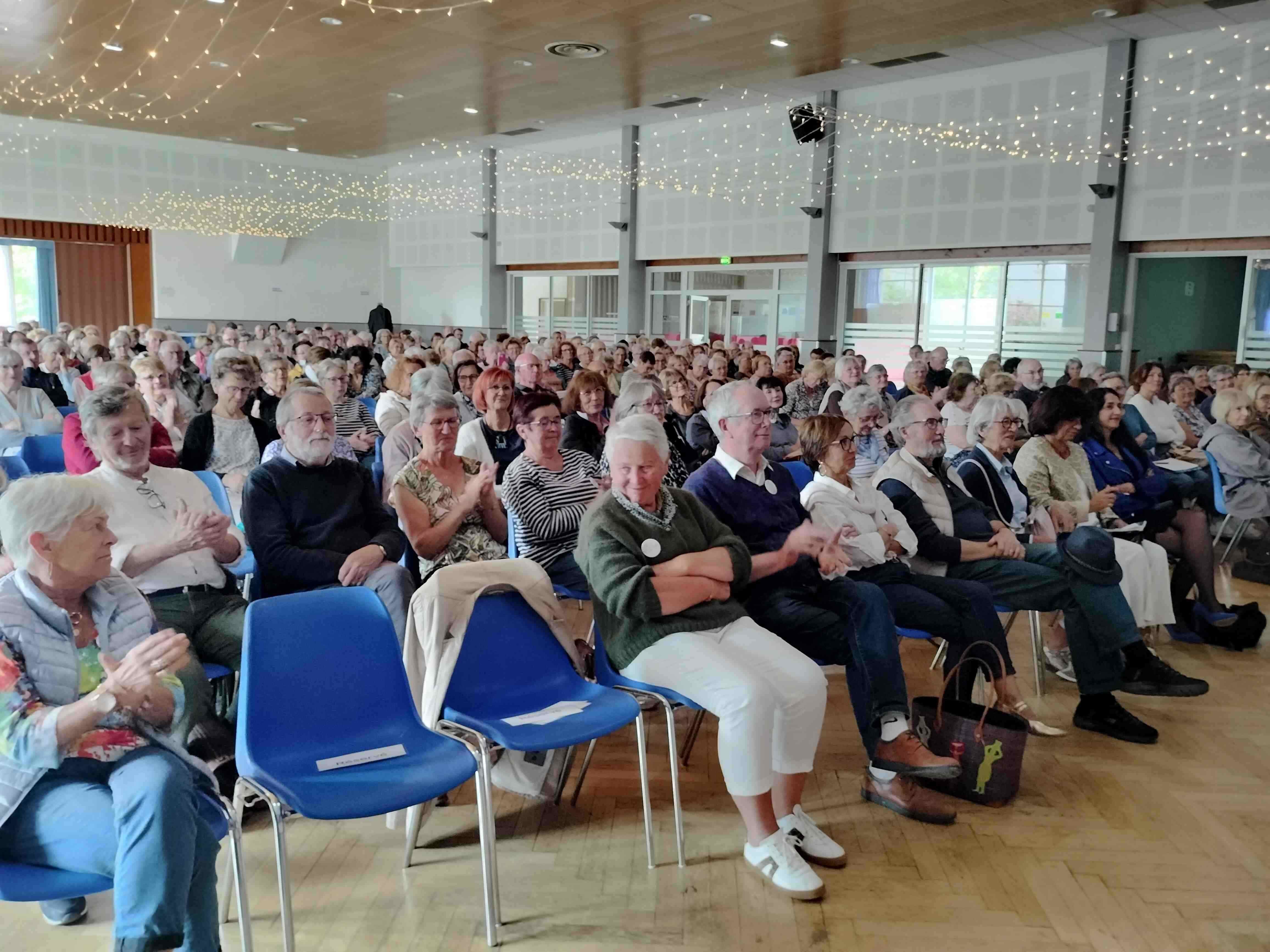 Une salle bien remplie